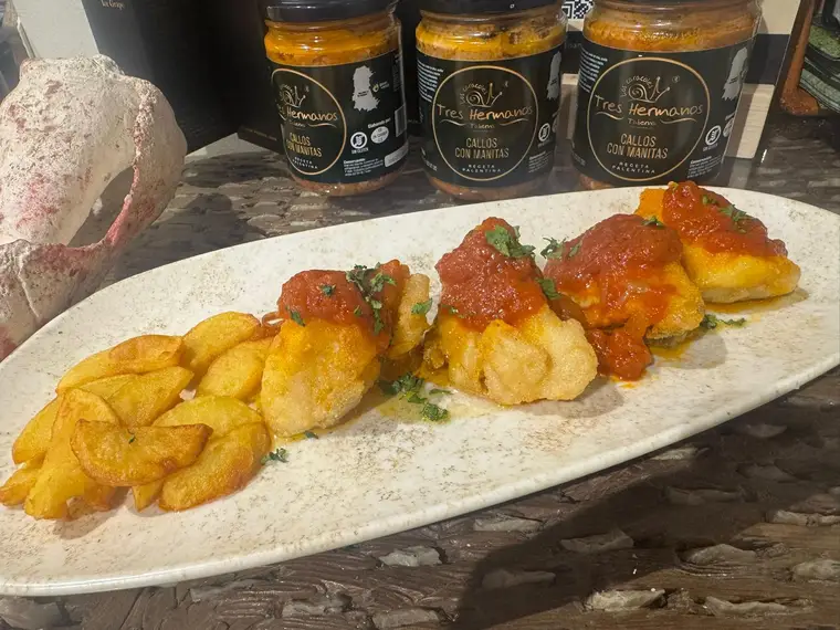 Bacalao desalado en casa con pisto natural y patatas fritas