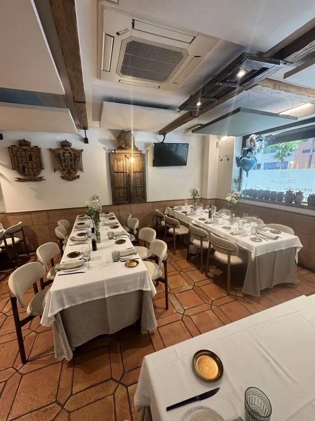 Comedor montado para una celebración familiar en Tres Hermanos, Móstoles