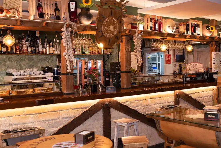 La barra del Restaurante Tres Hermanos