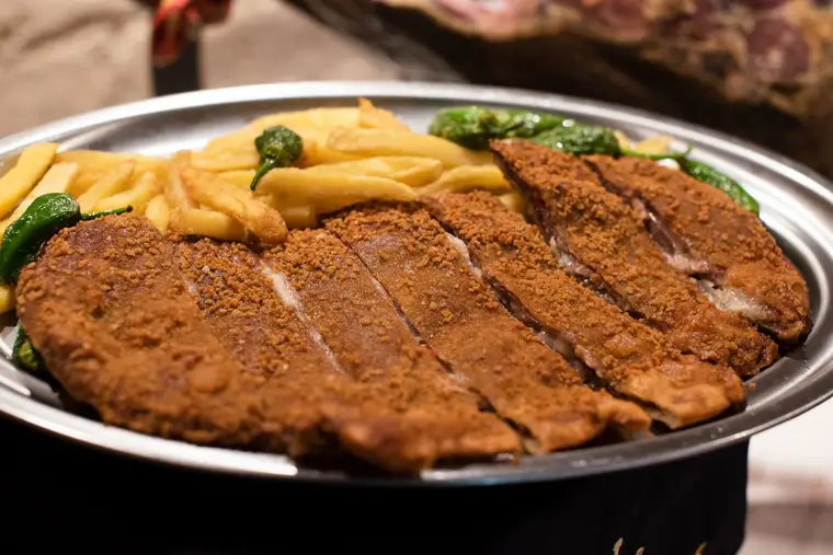Cachopo para compartir del Restaurante Tres Hermanos, en Móstoles