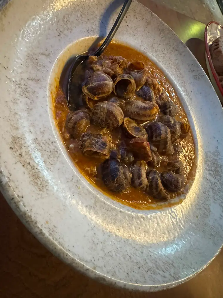 Caracoles guisados a la palentina servidos en cazuela, en Móstoles