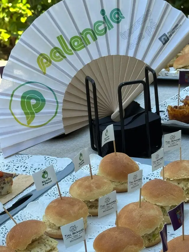 Mesa del catering de Tres Hermanos en un evento al aire libre