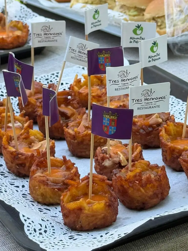Pinchos del servicio de catering de Tres Hermanos en un evento