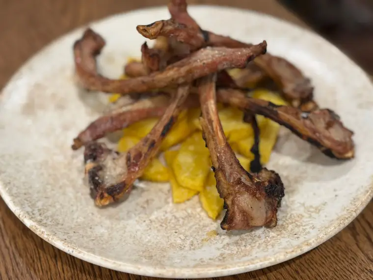 Chuletillas de lechazo churro a la brasa con patatas fritas caseras