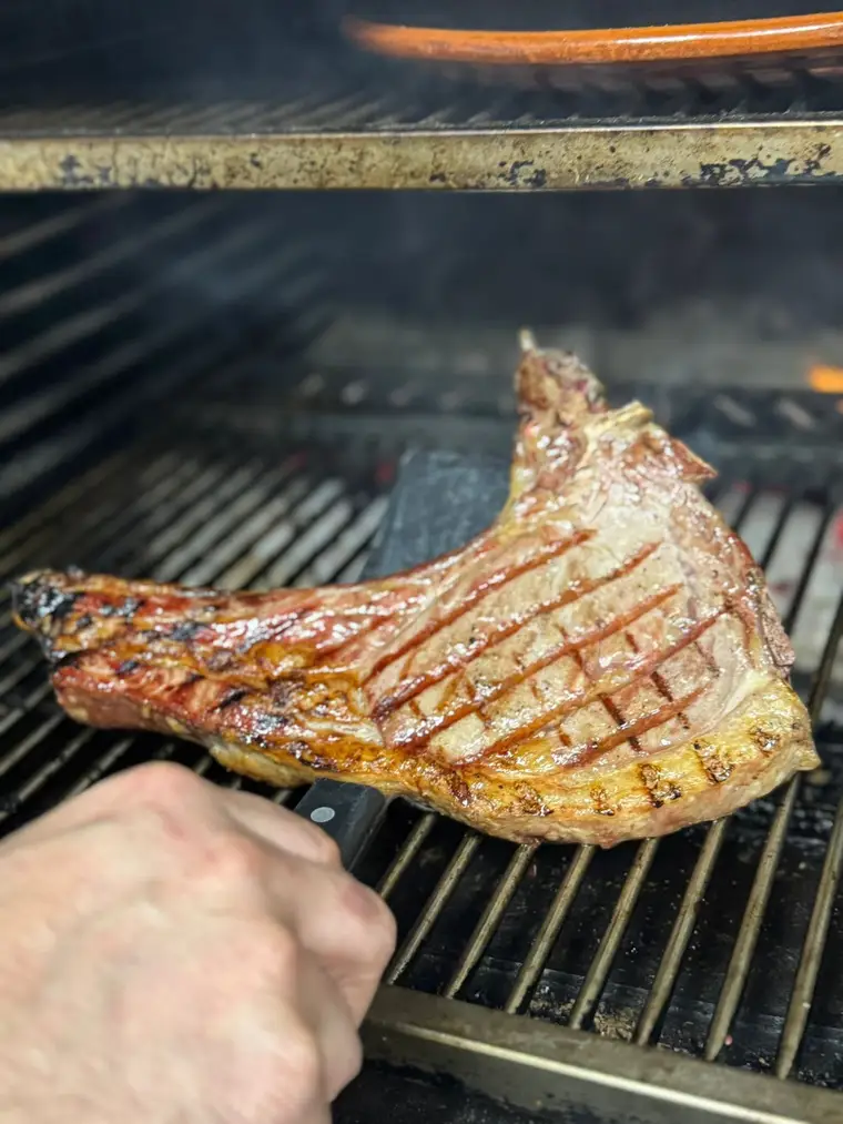 Chuletón en la parrilla de brasa del Restaurante Tres Hermanos
