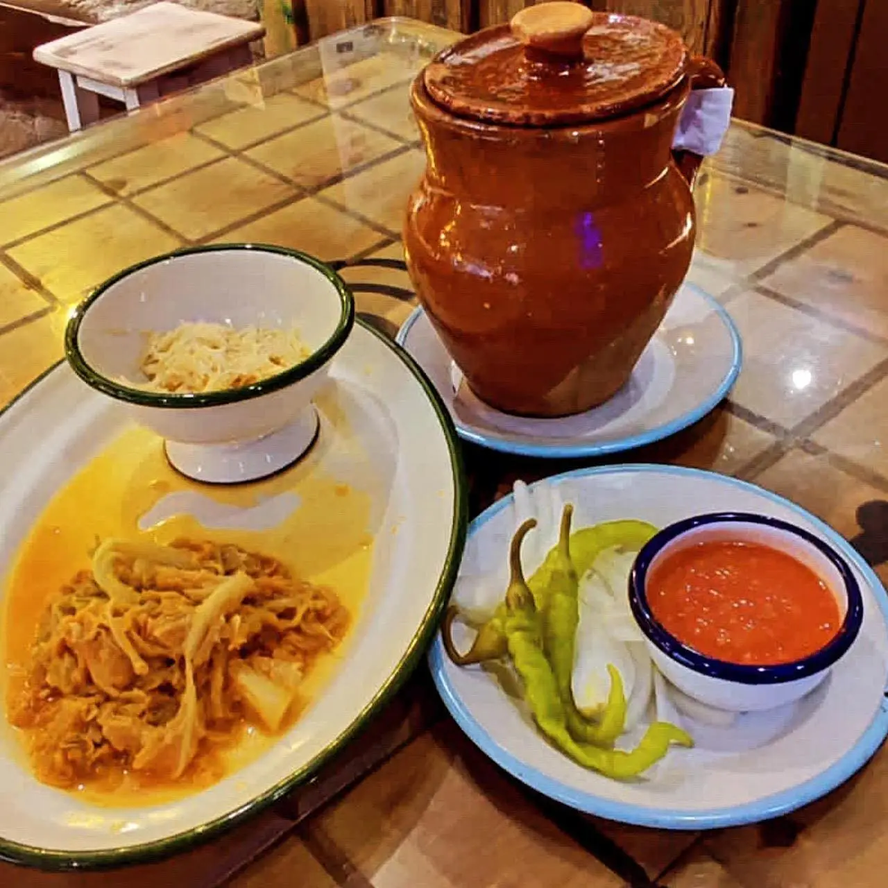 Cocido madrileño servido en el Restaurante Tres Hermanos, Móstoles