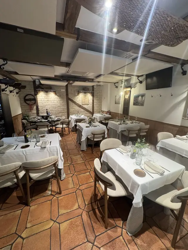 El comedor del Restaurante Tres Hermanos listo para una celebración