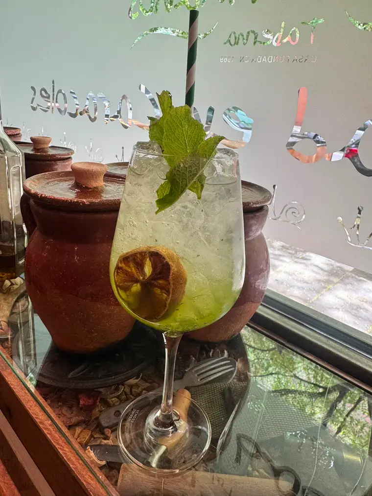 Copa servida en el ventanal de la taberna, en Móstoles