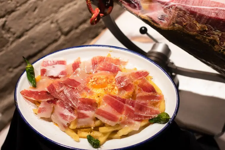 Corte de jamón ibérico en directo en el Restaurante Tres Hermanos