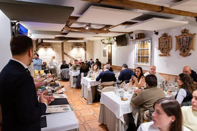 La sala del Restaurante Tres Hermanos durante una velada de empresa