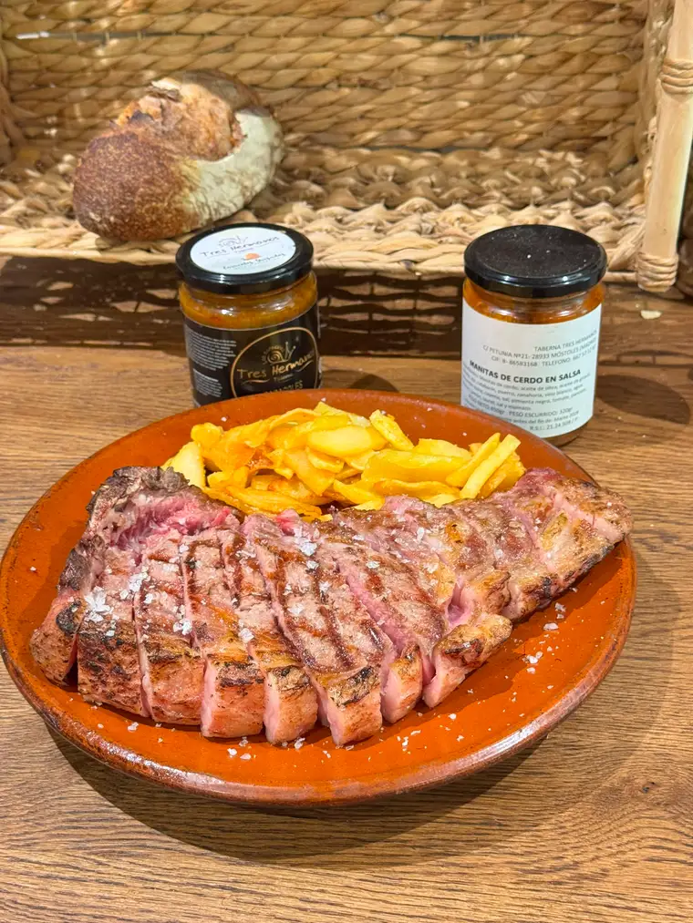 Entrecot a la brasa en cazuela de barro con patatas fritas caseras
