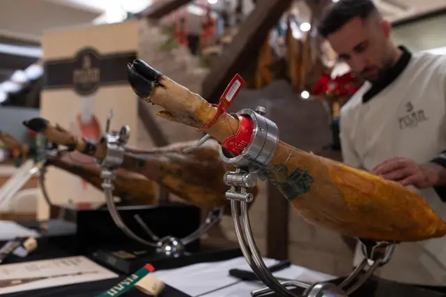 Jamón cortado a cuchillo en una celebración en Tres Hermanos