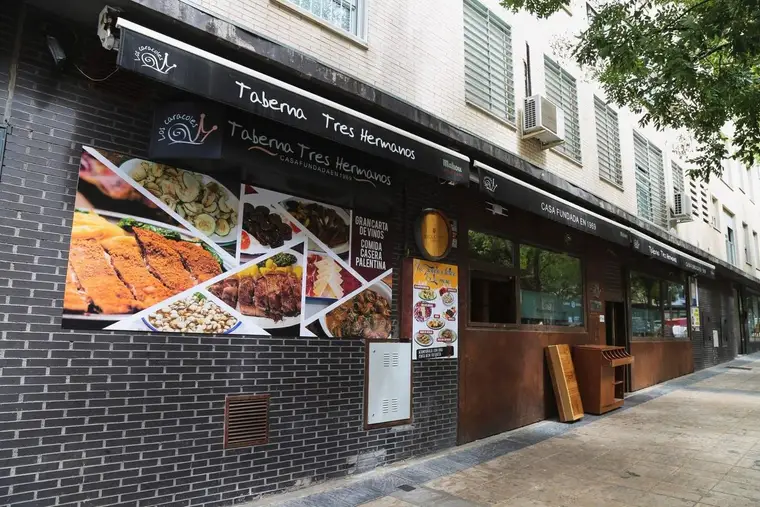 Fachada del Restaurante Tres Hermanos, en la calle Andrómeda de Móstoles