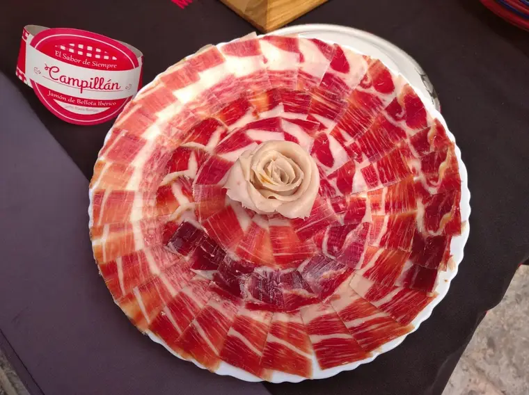 Plato de jamón ibérico cortado a cuchillo