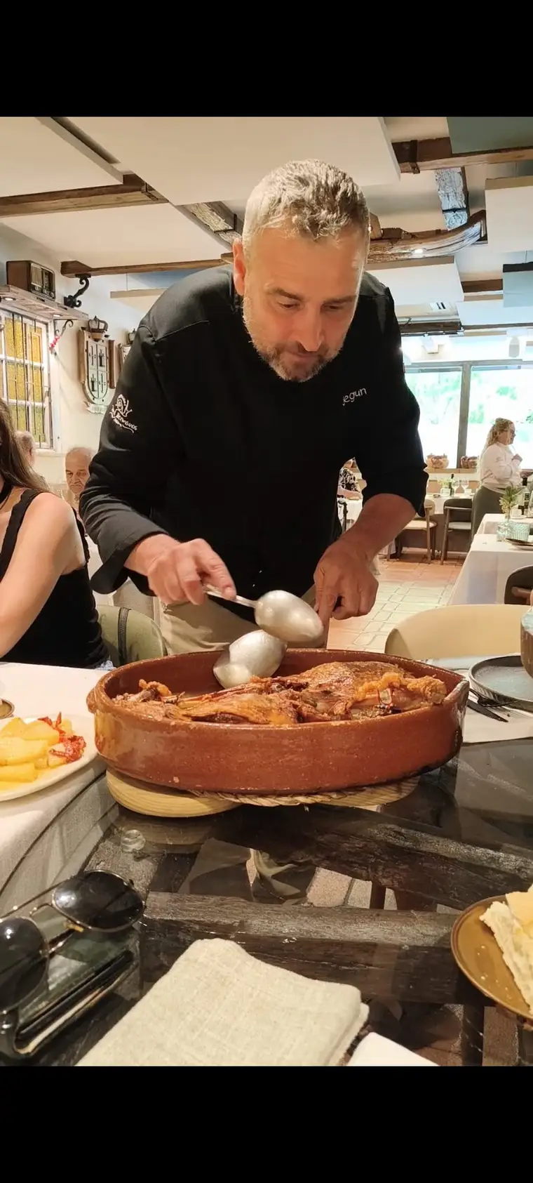 Servicio de lechazo churro asado en el comedor del Restaurante Tres Hermanos