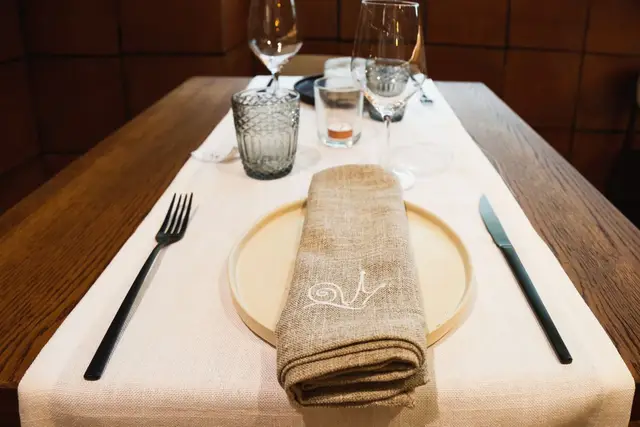 Mesa vestida para un cumpleaños en el Restaurante Tres Hermanos