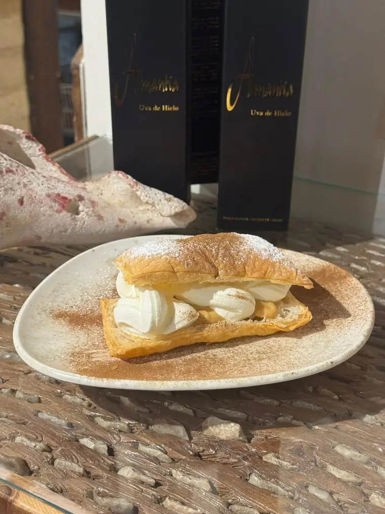 Milhojas casera de nata, postre del Restaurante Tres Hermanos