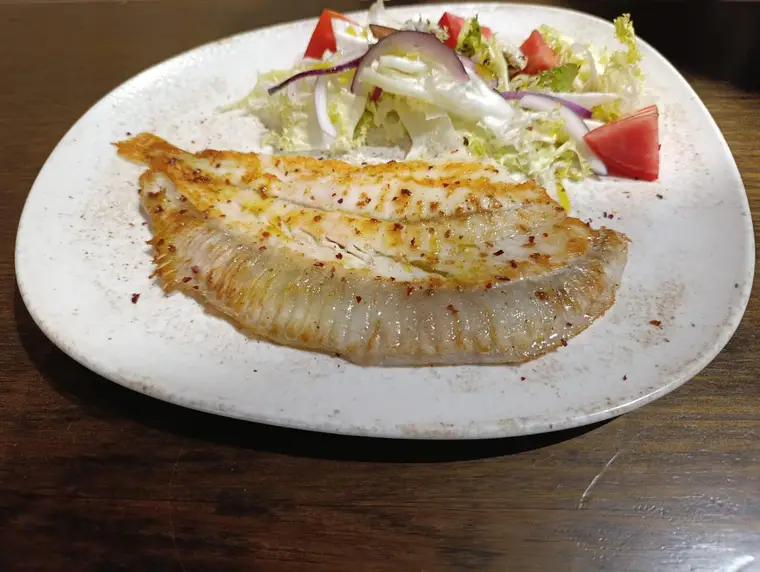 Pescado a la plancha con ensalada, en el Restaurante Tres Hermanos