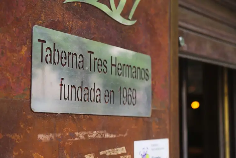 Placa de la casa: Taberna Tres Hermanos, fundada en 1969