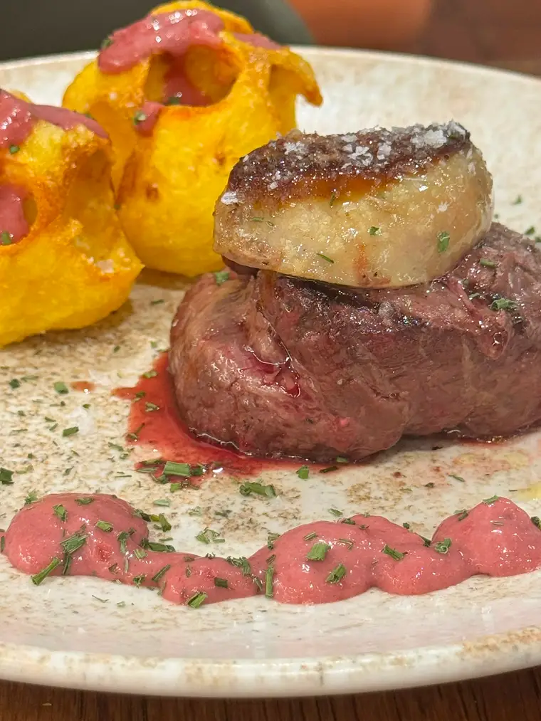 Solomillo de ternera coronado con escalope de foie palentino