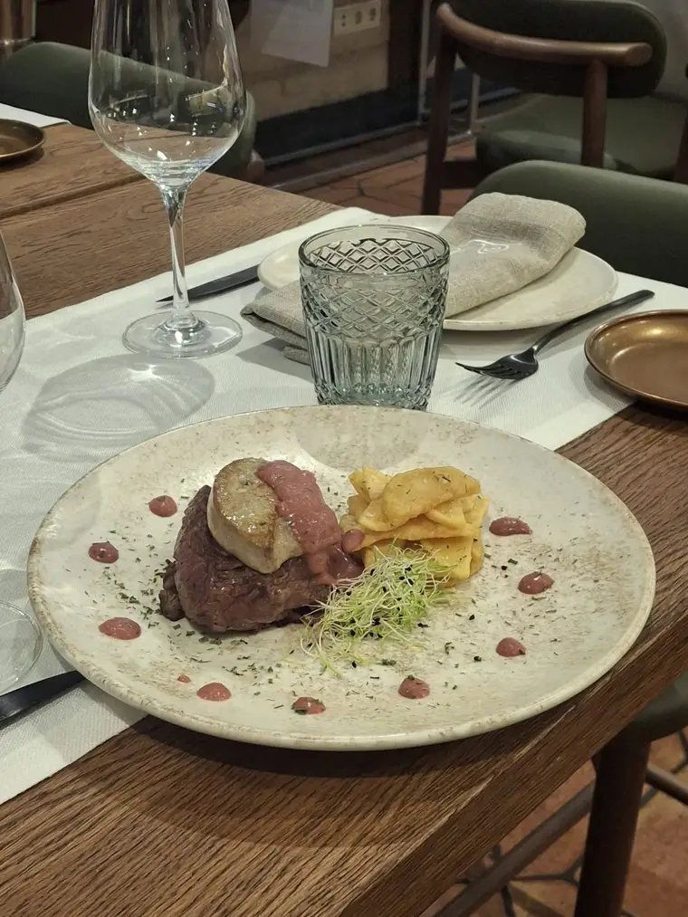 Solomillo con escalope de foie palentino a la brasa, en Móstoles