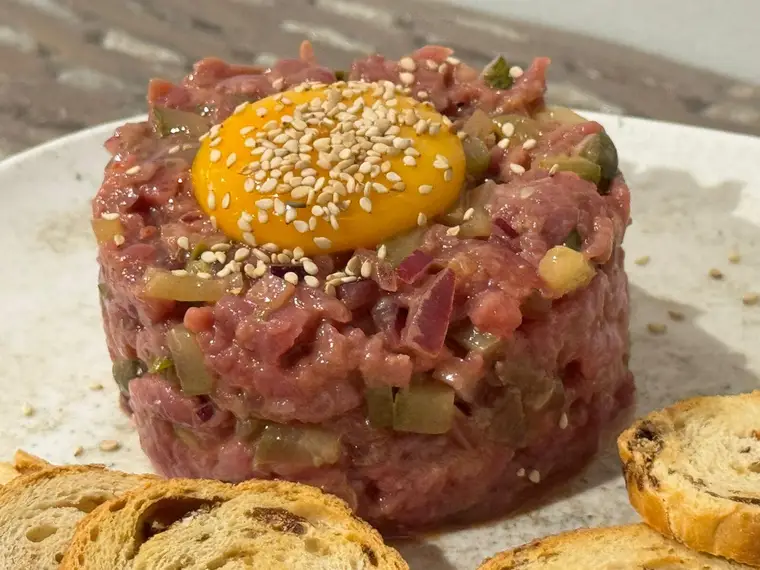 Steak tartar de solomillo de ternera picado a cuchillo