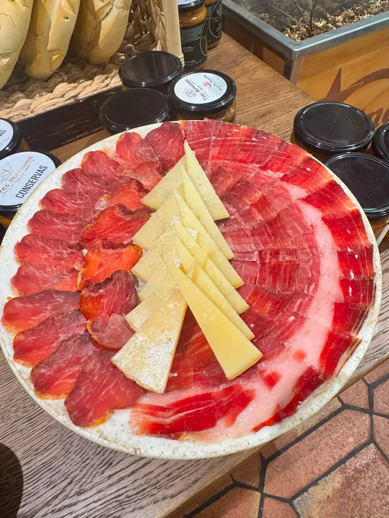 Tabla de ibéricos con jamón ibérico de bellota, lomo y queso curado