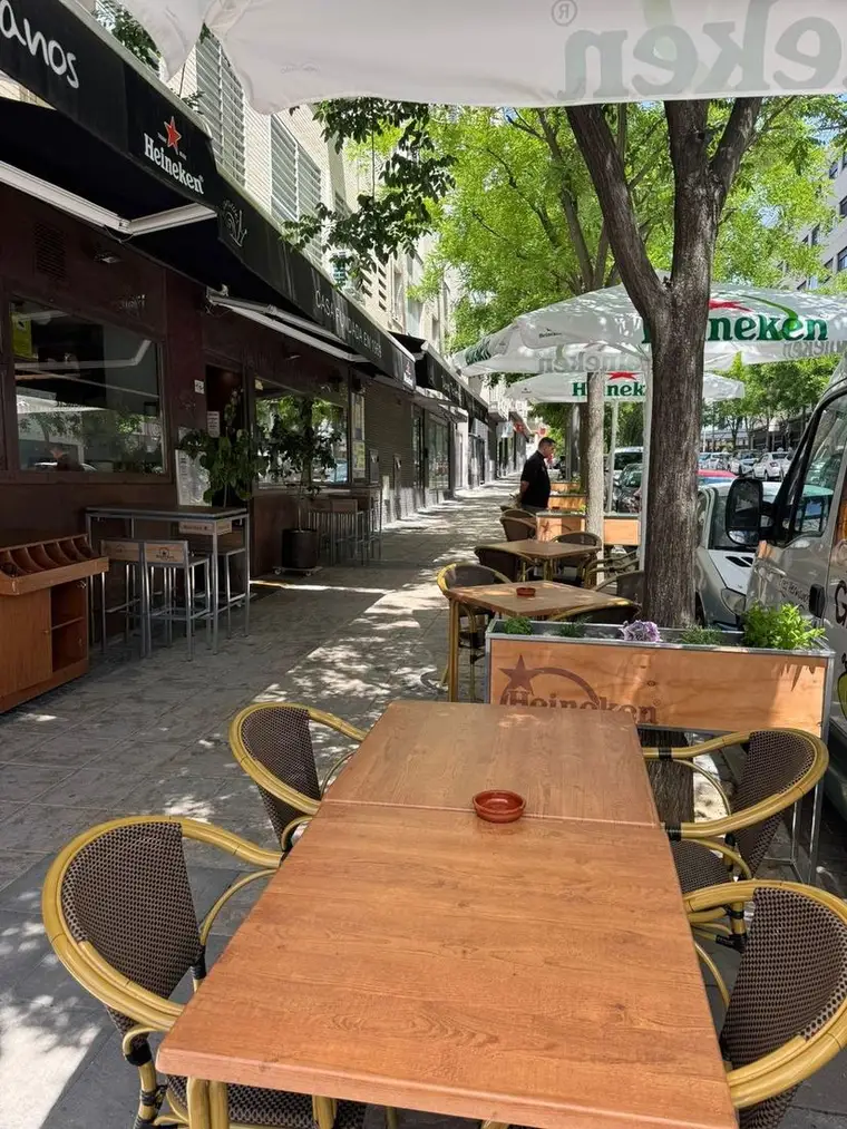 Terraza del Restaurante Tres Hermanos en Móstoles