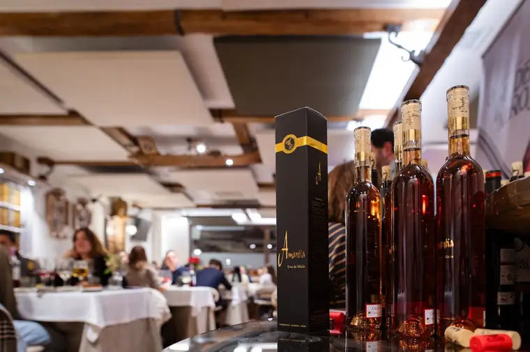 Cena de grupo en el comedor del Restaurante Tres Hermanos, Móstoles
